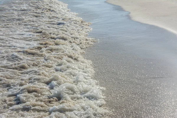 Sahildeki Sahil Şeridine Tuzlu Geliyor — Stok fotoğraf