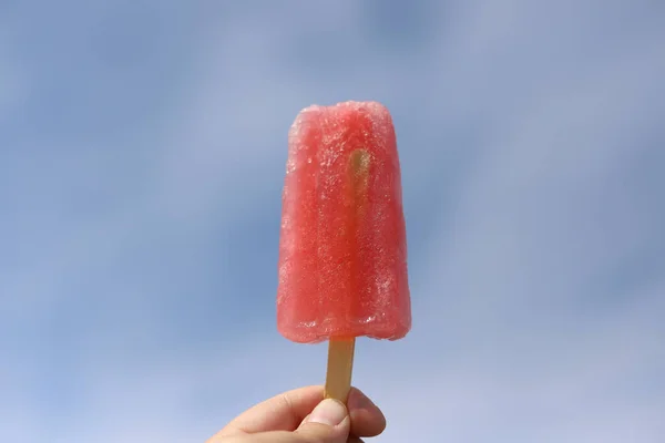 Pink Popsicle Held Blue Sky — Stock fotografie