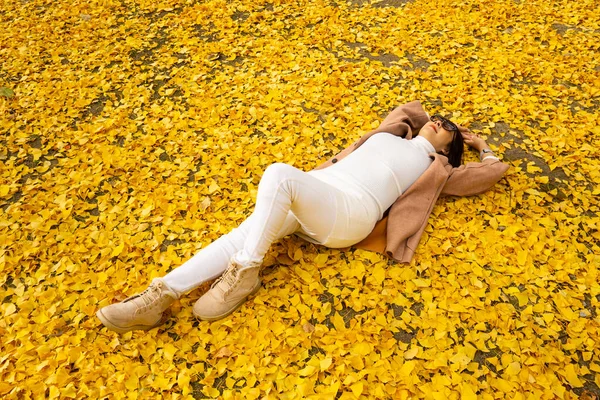 Young Girl Lying Yellow Maple Leaves — Stock Photo, Image