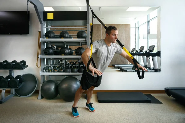 Beyaz Erkek Spor Salonunda Egzersiz Yapıyor — Stok fotoğraf