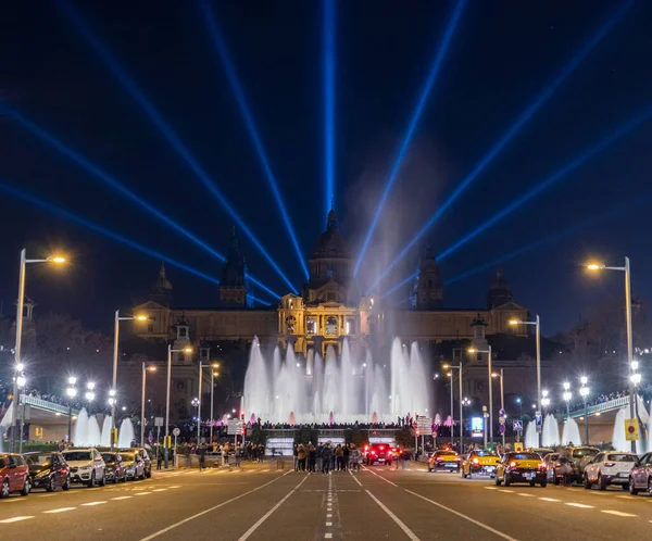 Barcelona 'daki Montjuic çeşmelerinde ışıklar ve su