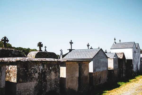 Tumbas Con Cruces Cementerio Diurno Contra Cielo Azul — Foto de Stock