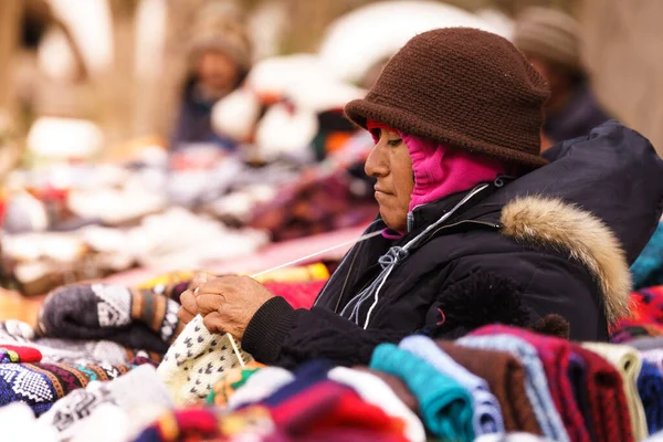 Senhora Nativa Tecelagem Cercada Por Roupas Coloridas Rua — Fotografia de Stock