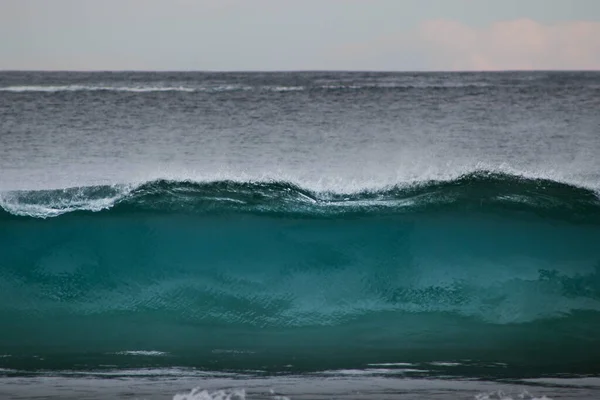 Прекрасная Синяя Волна Прорвется Над Морем — стоковое фото