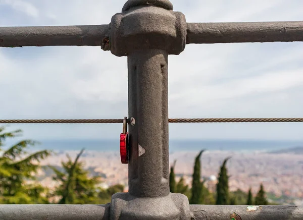 Railing Com Bloqueio Dos Amantes Com Toda Cidade Barcelona Nas — Fotografia de Stock