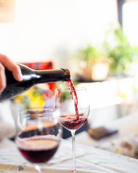 Jovem Enchendo Copo Com Vinho Tinto — Fotografia de Stock