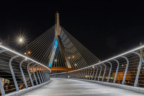 Caminho Arquitetônico Que Leva Ponte Brilhando Céu Noturno — Fotografia de Stock