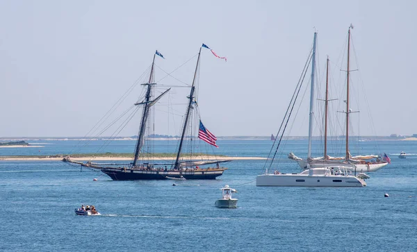 Wysokie Statki Porcie Nantucket Flagą Amerykańską — Zdjęcie stockowe