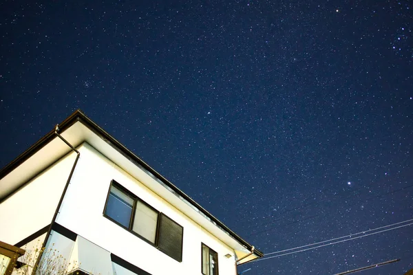 마쓰모토에 집에서의 빛나는 밤이었다 흠잡을 데없는 밤하늘 모서리를 다이아몬드처럼 어둡고 — 스톡 사진