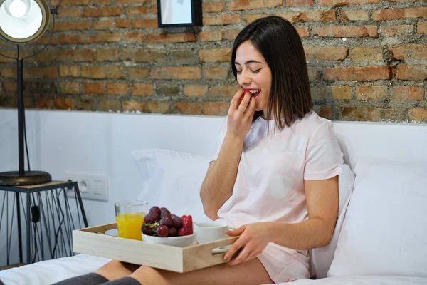 Jonge Vrouw Met Een Gezond Ontbijt Bed Thuis — Stockfoto