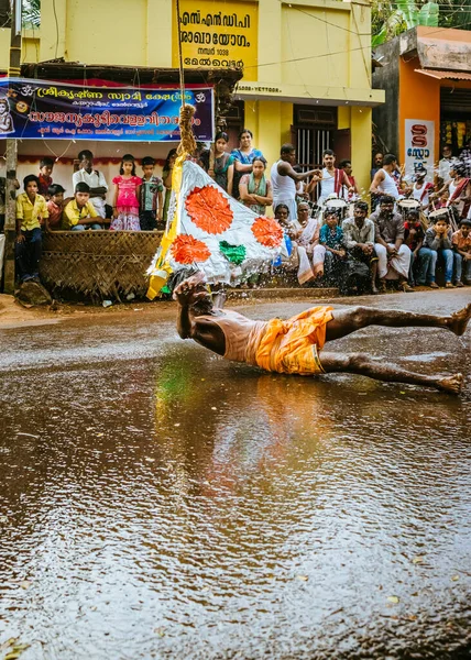 Homem Dança Rua Balança Morcego Para Estourar Balões Água Coloridos — Fotografia de Stock