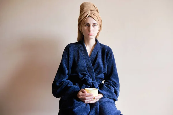 Kafasında Havlu Olan Bornoz Giymiş Bir Kadın Cildine Makyaj Malzemesi — Stok fotoğraf