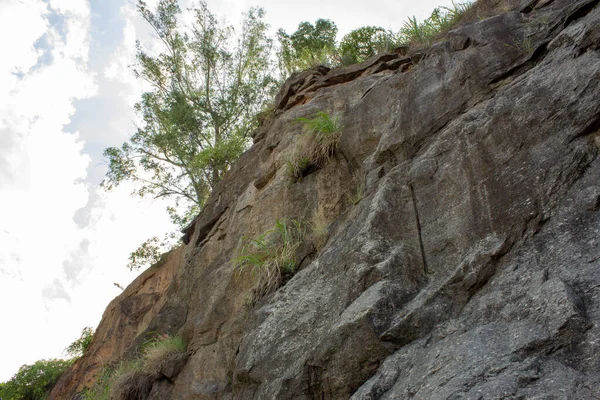 Una Parete Rocciosa Usata Arrampicarsi Come Vede Dal Basso Con — Foto Stock