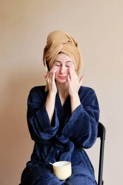 Wanita Dalam Jubah Dan Dengan Handuk Kepalanya Menerapkan Kosmetik Untuk — Stok Foto