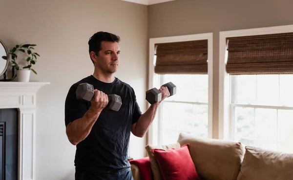 Fit Man Die Thuis Traint Met Handgewichten Zijn Woonkamer — Stockfoto