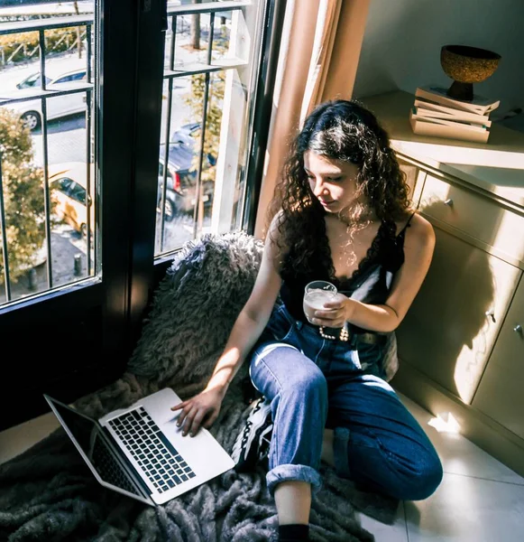 Muchacha Joven Que Trabaja Casa Con Ordenador Portátil Lado Ventana —  Fotos de Stock