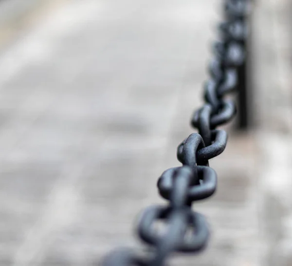 Lange Verblasste Schwarze Straßenkette — Stockfoto