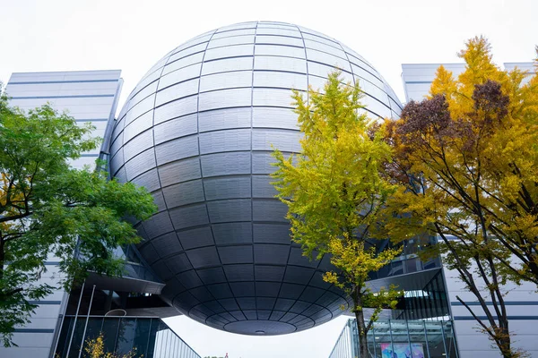 Nagoya, Japonya-11 Aralık 2019: Nagoya Şehir Bilim Müzesi, dünyanın en büyük planetaryumlarından birine ev sahipliği yapan karakteristik bir gümüş küreye sahiptir..