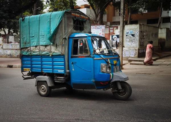 Blue Three Wheeled Mini Truck Canopy Drives Woman Pink Broom — Stock Photo, Image