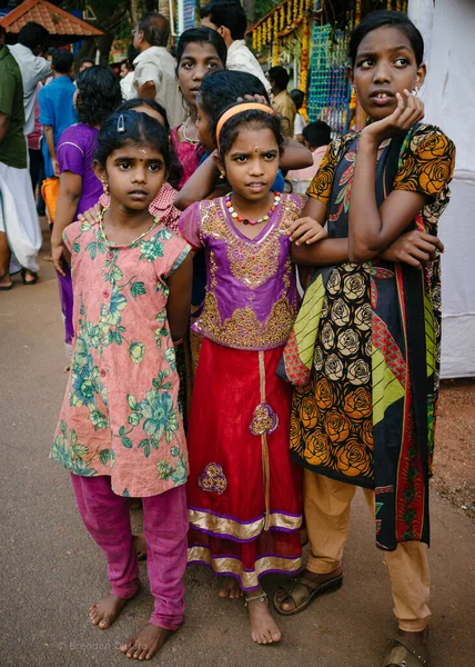 Group Young Girls Stand Close Together Look Intently Temple Festival — Stock Photo, Image