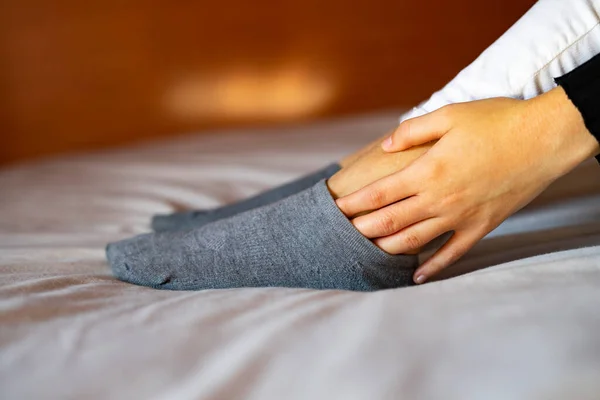 Tangan Menyentuh Pergelangan Kaki Kesakitan Rasa Sakit Ankle — Stok Foto
