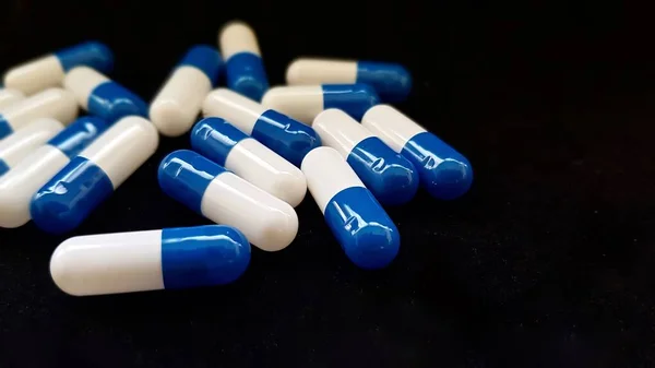 Kék Fehér Gyógyszertári Kapszula Fekete Alapon — Stock Fotó
