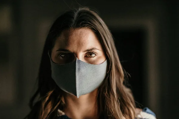 Porträtt Ung Vacker Kvinna Med Skyddande Ansiktsmask — Stockfoto