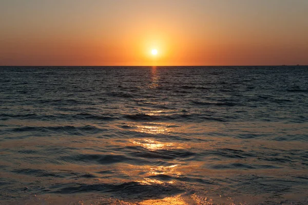 Oranssi Auringonlasku Yli Tumman Veden Meksikossa Tyynenmeren Rannikolla — kuvapankkivalokuva