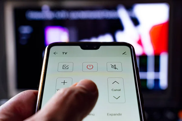 隔离期间用遥控更换电视机的人的特写镜头 — 图库照片