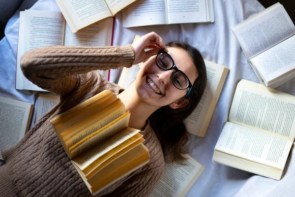 Mujer Con Gafas Acostada Cama Junto Muchos Libros — Foto de Stock