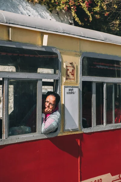Indická Žena Dívá Oknem Hračkového Vlaku Čeká Odjezd — Stock fotografie