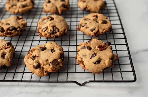 Close Freshly Baked Chocolate Chip Cookies Cooling Rack — Stock Photo, Image