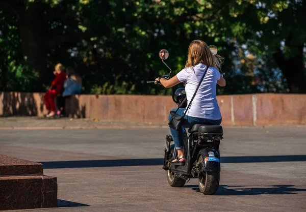 オデッサ ウクライナ09 2019 女の子は オデッサの公園で電動バイクに乗ります ウクライナ 晴れた秋の日に — ストック写真