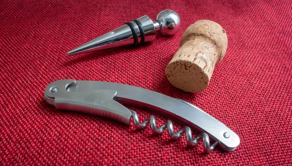 Weinset Mit Korkenzieher Metallischem Stopfen Und Korken — Stockfoto