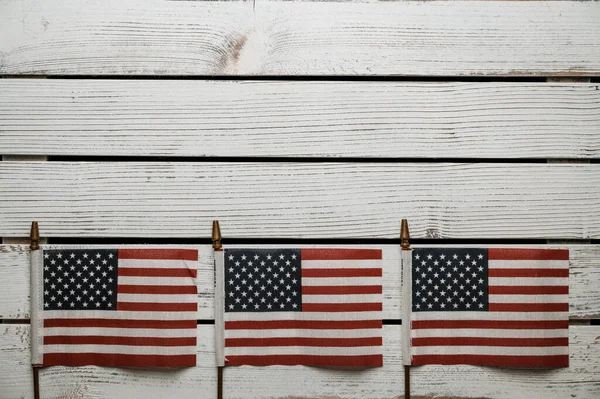 Estrellas Rayas Americanas Planas Sobre Fondo Madera Rústica —  Fotos de Stock