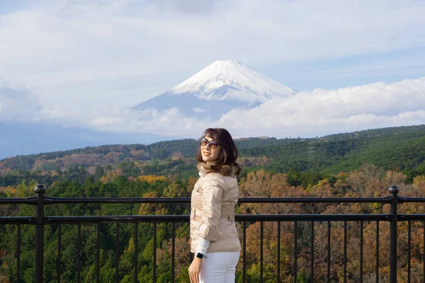Retrato Bela Mulher Japonesa Posando Mishima Skywalk Com Vista Para — Fotografia de Stock