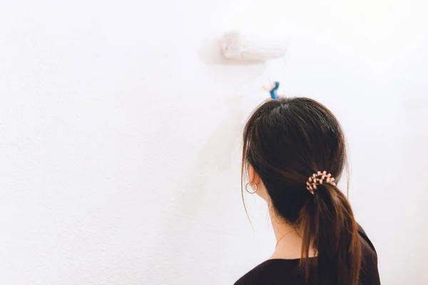 Woman Painting Wall Professional Painter Girl Using Roller — Stock Photo, Image