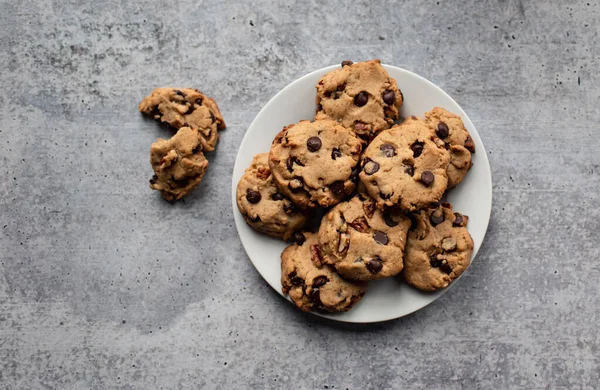 Tallrik Med Nybakade Chokladkakor Tagna Ovanifrån — Stockfoto