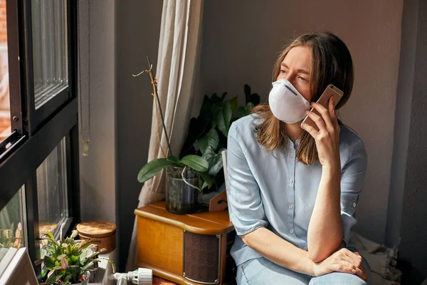 Mujer Con Una Máscara Usando Teléfono Móvil Muestra Preocupación Tiempos —  Fotos de Stock