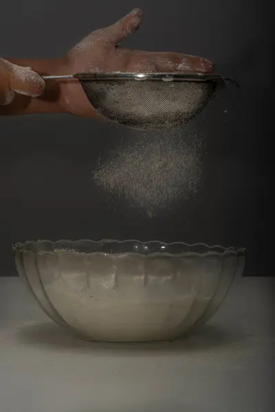 Manos Mujer Preparando Harina Para Hornear Pan — Foto de Stock