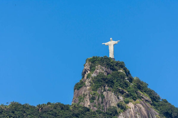 Вид на статую Христа-Искупителя на вершине горы Корковадо в Рио-де-Жанейро, Бразилия