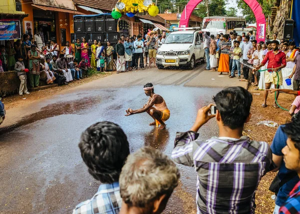 Homem Dança Rua Balança Morcego Para Estourar Balões Água Coloridos — Fotografia de Stock