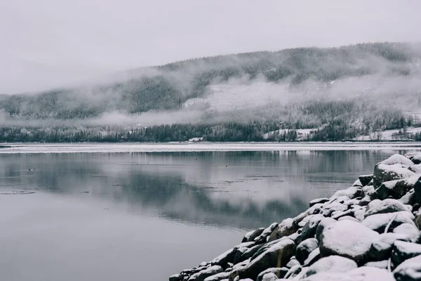 Заснеженные Скалы Холмы Озеро Севере Швеции — стоковое фото