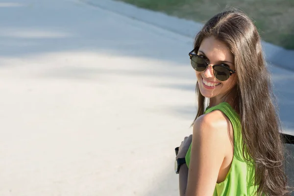 Mulher Morena Feliz Relaxando Cidade — Fotografia de Stock