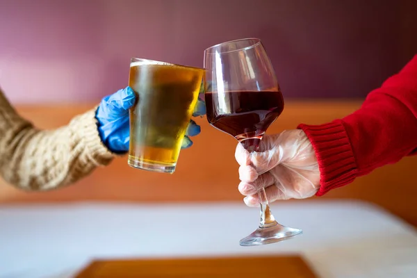 Eldivenli Iki Kişi Bir Restoranda Bira Şarapla Kadeh Kaldırıyor Sosyal — Stok fotoğraf