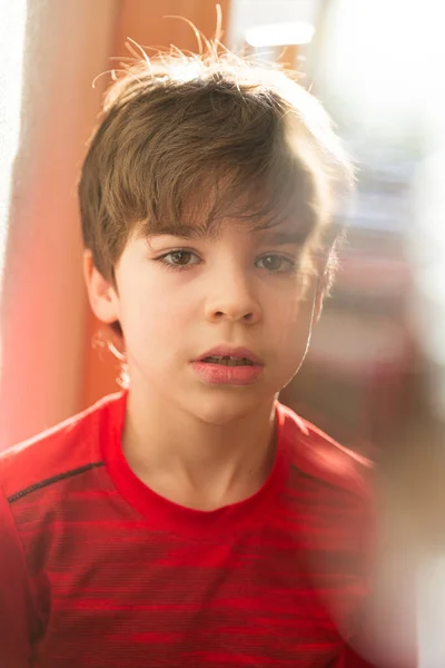 Portret Van Een Charmante Vrolijke Jongen Een Rood Shirt Met — Stockfoto