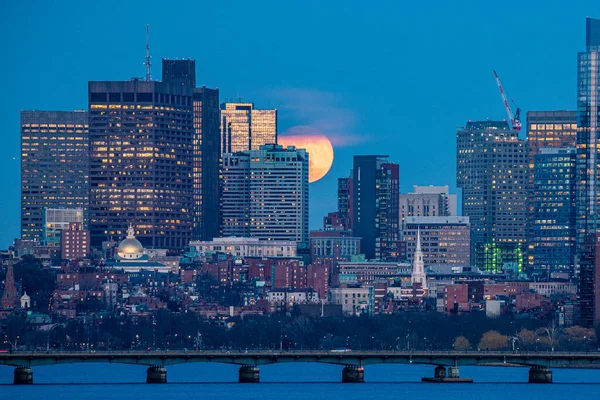 Luna Elevándose Más Allá Ciudad Alcanzando Punto Máximo Detrás Edificios —  Fotos de Stock