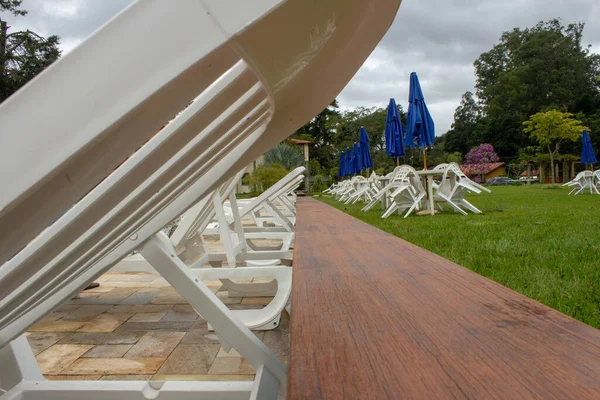 Güneş Banyosu Için Kullanılan Bir Tatil Köyündeki Havuz Sandalyeleri — Stok fotoğraf