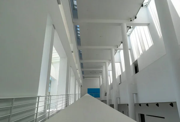 大きな建物の中の建築と白い窓 — ストック写真