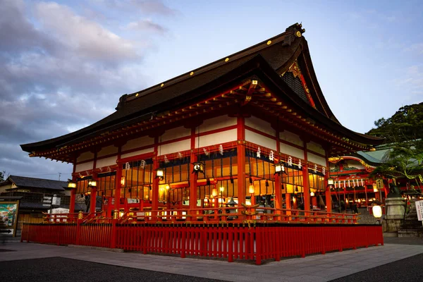 Fushimi Inari-Taisha Tapınağı Japonya 'nın Kyoto kentindeki en ikonik manzaralardan biri olarak bilinir. 1300 yıldan fazla bir süredir, şehrin tarihi mirasında, eğimli çatıları ve özenle hazırlanmış ahşap cepheleriyle sunulmak üzere tarihi yapılar inşa ediliyor.